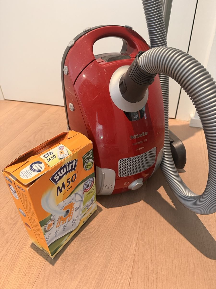 Miele Aspirapolveri & Accessori: Miele Staubsauger rot Complete C1 mit neuen Beuteln – Usato da Zürich venduto da Mar1308