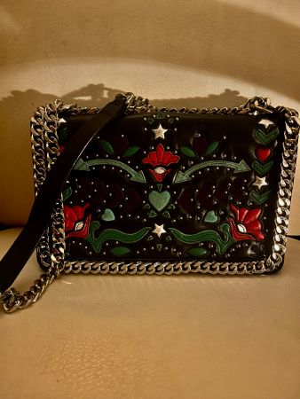 Schwarze Leder Handtasche mit Kette Nieten und Stickerei