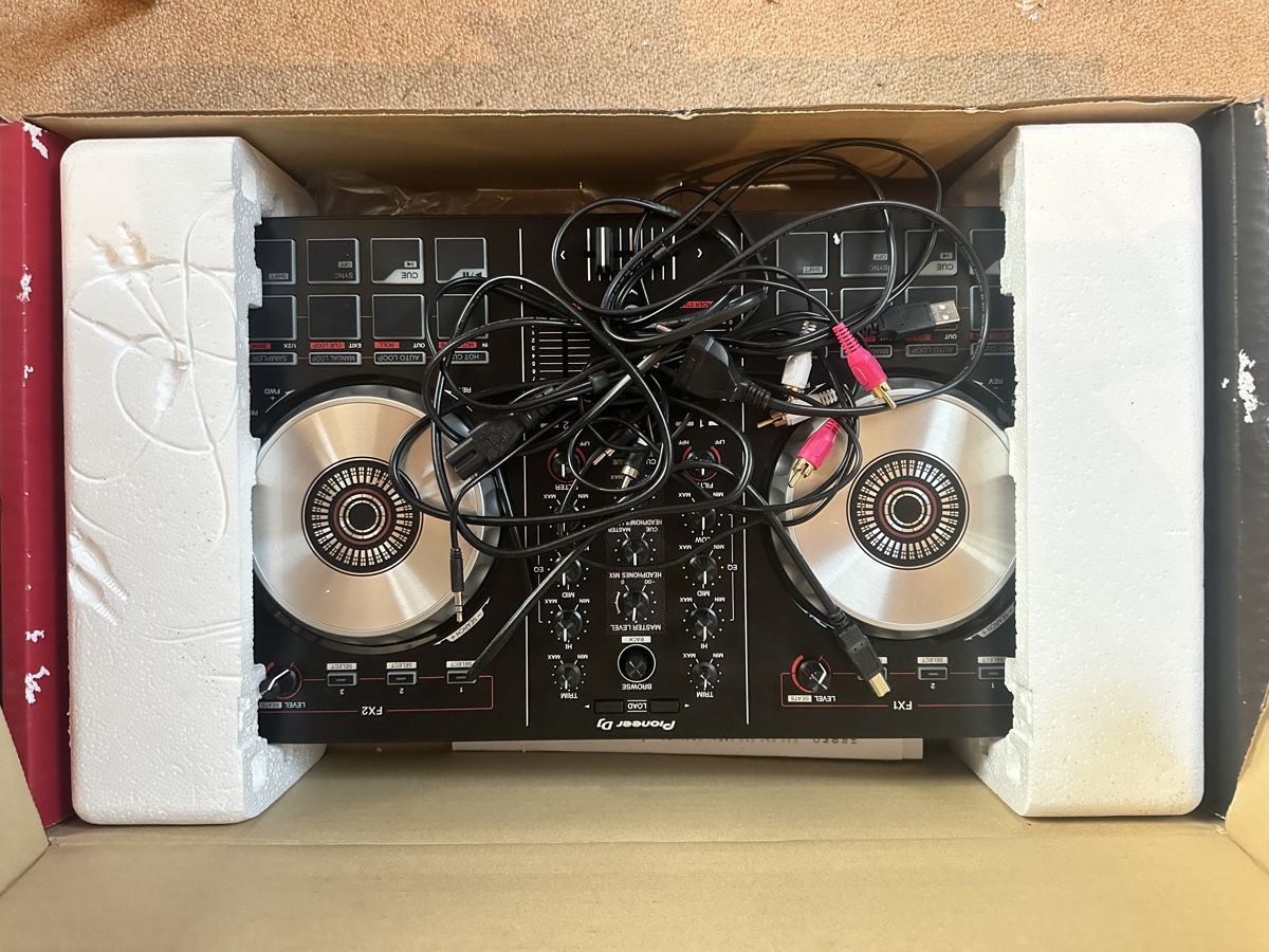 Pioneer Console di mixaggio: Pioneer DJ DDJ-SB2 Controller inkl. Originalverpackung – Nuovo (secondo la descrizione) da Zollikon venduto da Melissa2308 1