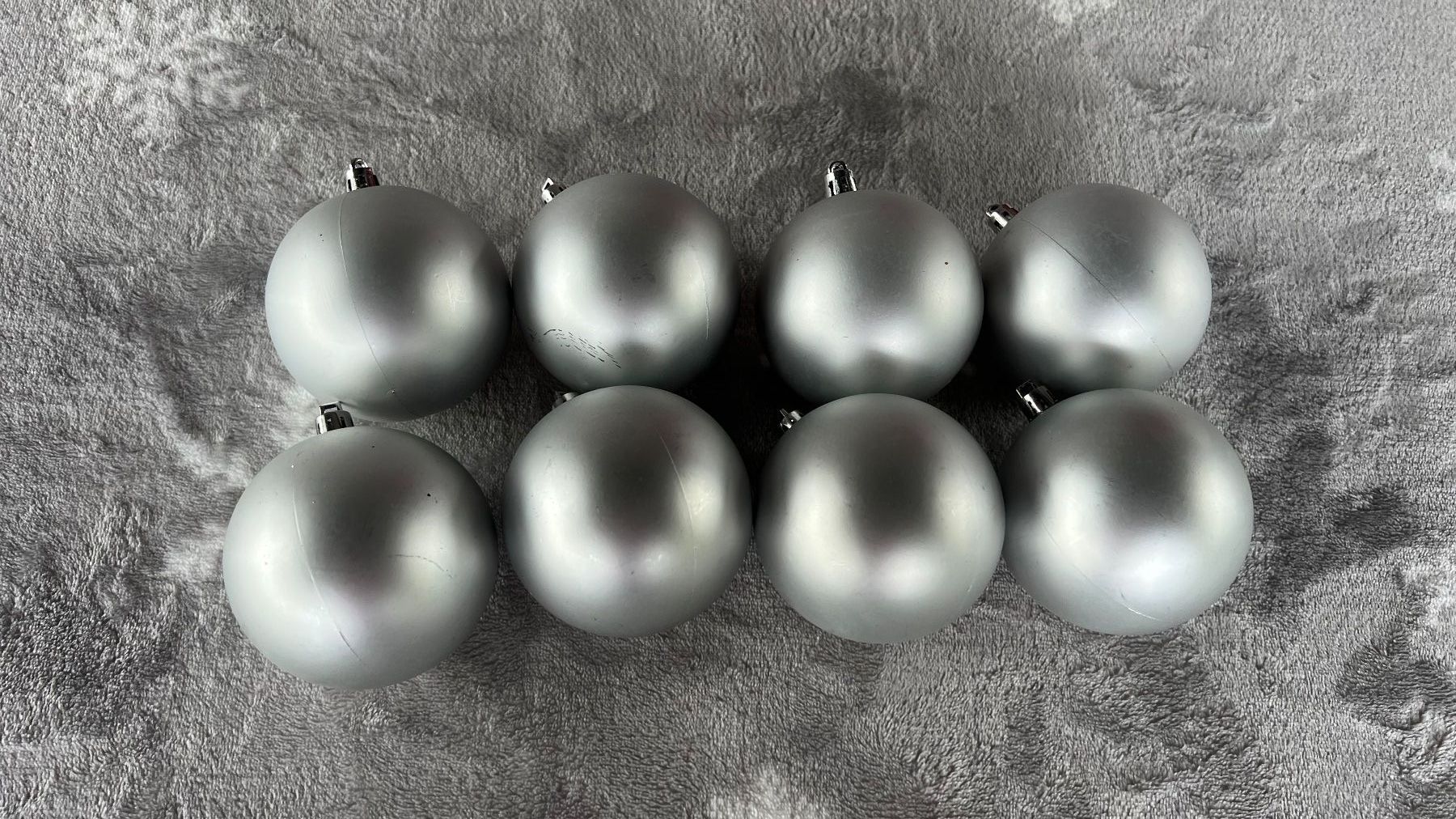 Toutes les décorations: 8 Silber matt Weihnachtskugeln – D'occasion à Schübelbach par Dolly990_2