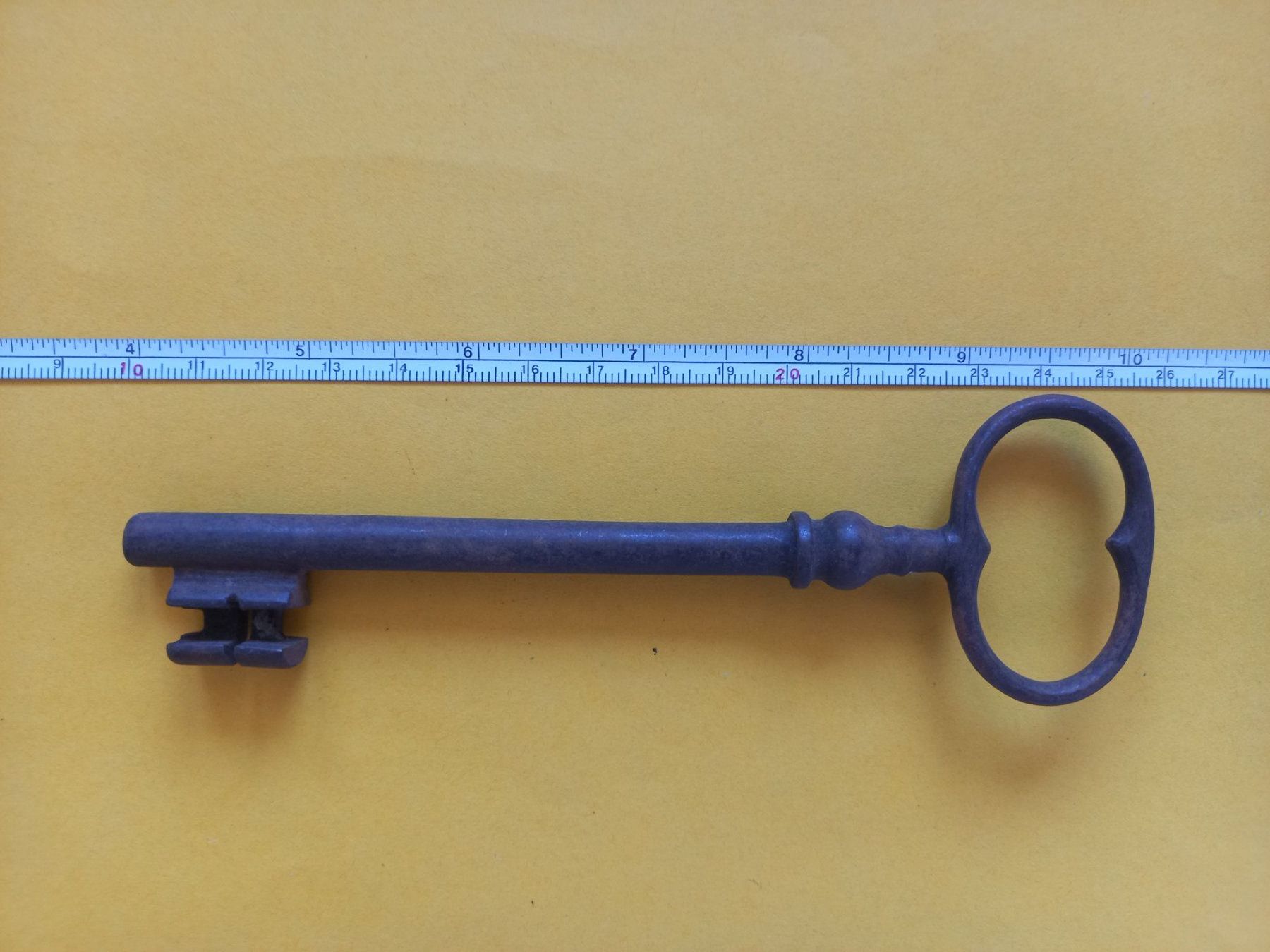 Chiavi: Clef ancienne en fer forgé – Usato da Rossens FR venduto da Souris1