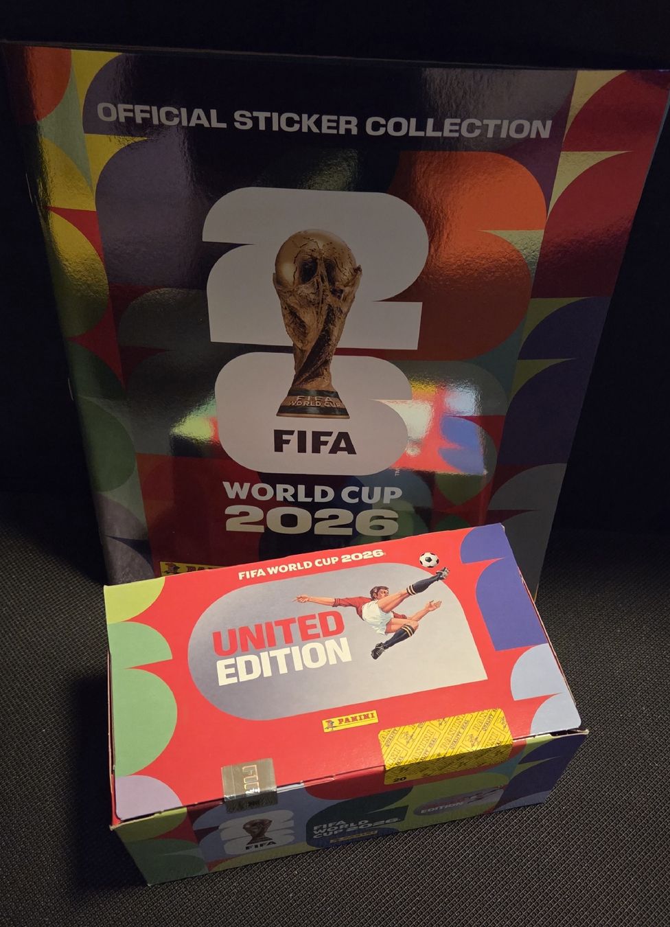 Panini Carte collezionabili: FIFA WM 2026 Panini Sticker Box 100 Päckchen – Nuovo e nell'imballaggio originale da Zürich venduto da Tobi76