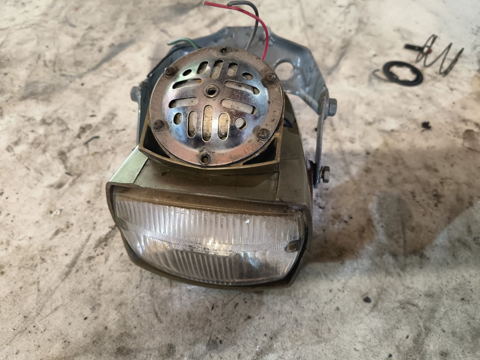 Piaggio Parti ricambio per ciclomotori: Antik Piaggio Lampe mit Horn – Usato da Fulenbach venduto da Elektronik 3