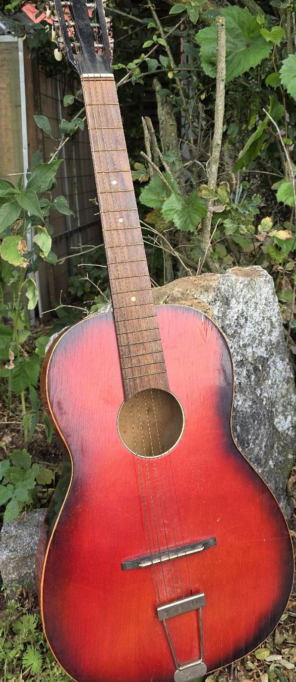 Musikinstrumente: Vintage Konzertgitarre rot – Gebraucht aus BELLINZONA von Dolcerelax 1