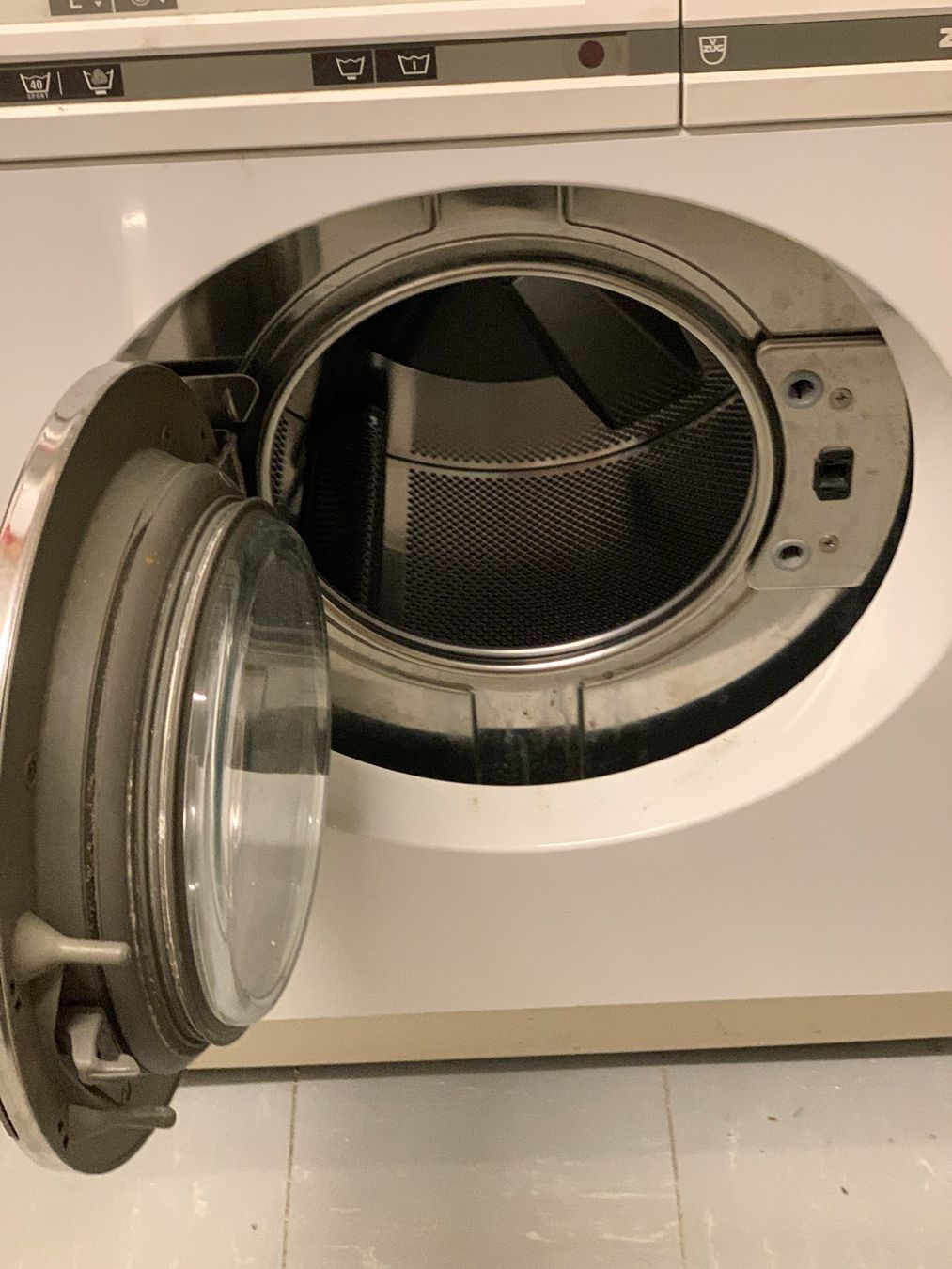 V-Zug Waschmaschinen: Waschmaschine ZUG ADORA S läuft – Gebraucht aus Rickenbach SZ von Frickler 3