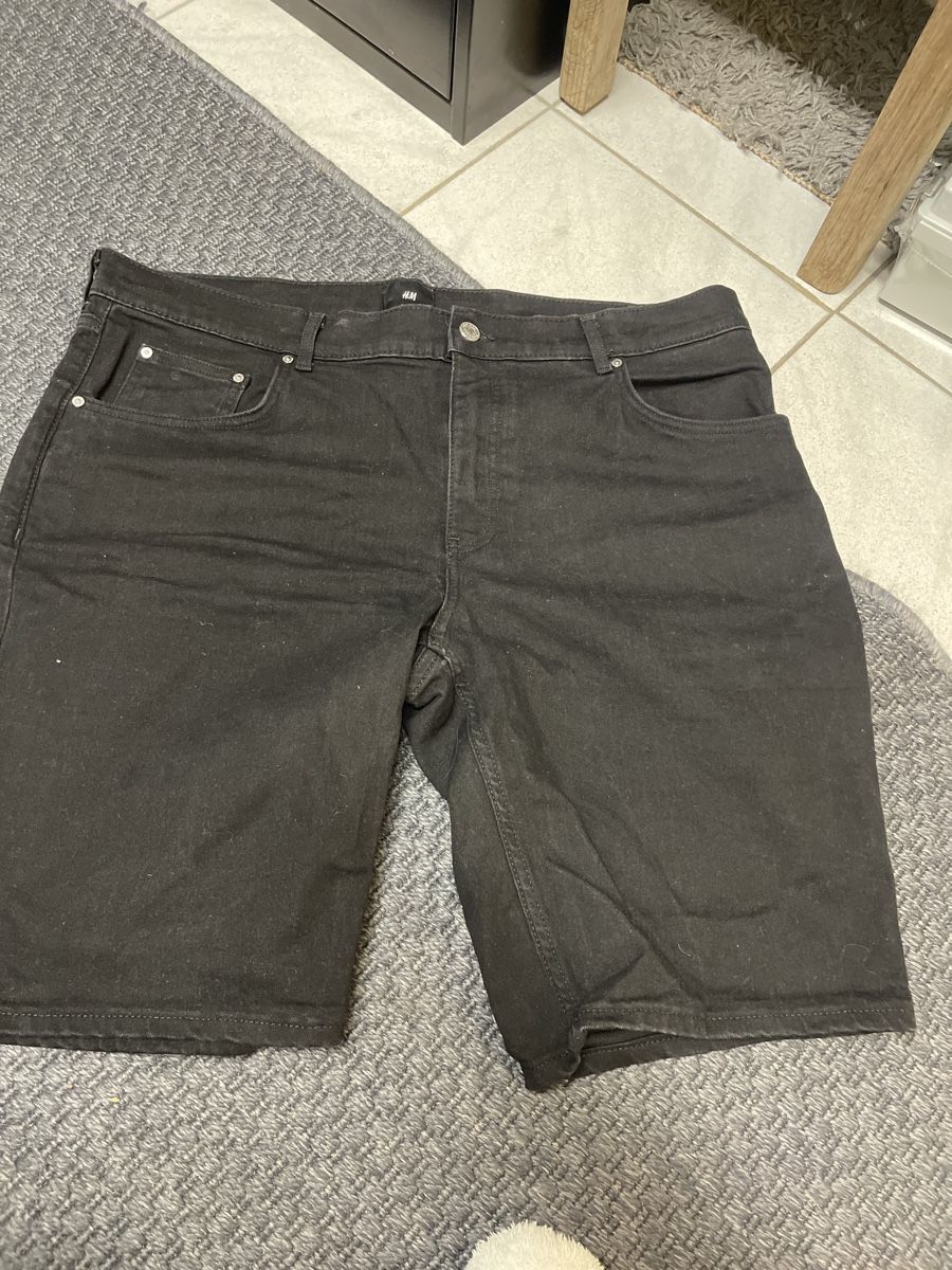 H&M Jeans: H&M Schwarze strechshorts gr 38 – Usato da Bad Zurzach venduto da Cuore34