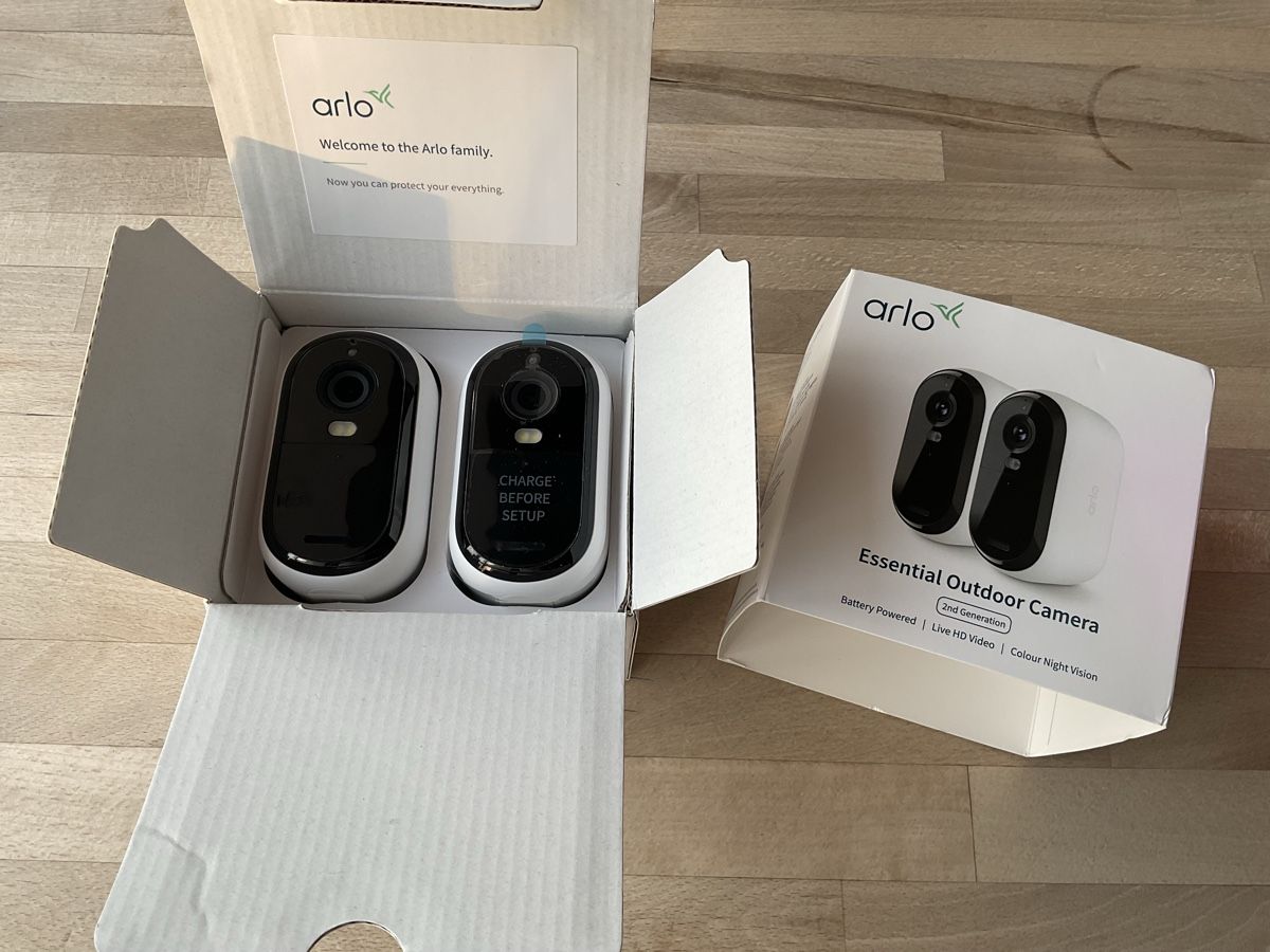 Arlo Sistemi d'allarme: Arlo Essential Outdoor Camera – Nuovo e nell'imballaggio originale da Goldach venduto da Goldach1 2