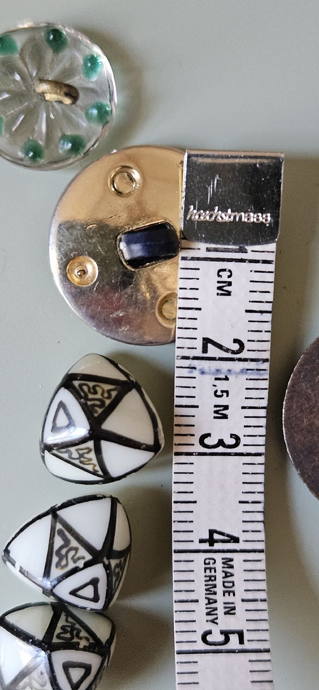 Bottoni: lot 24 boutons divers – Usato da Carouge GE venduto da Lea000 7