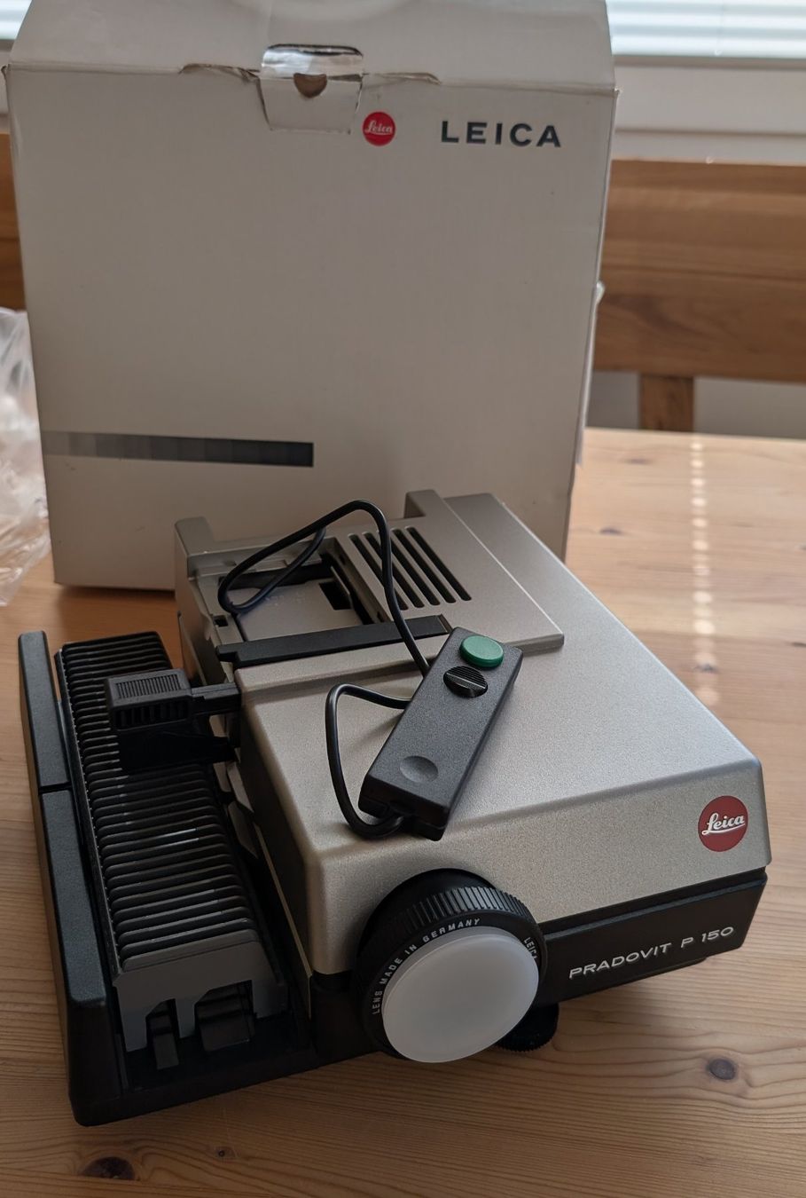 Leica Home Cinema: Dia-Projektor Leica Pradivit P 150 – Nuovo (secondo la descrizione) da Bonstetten venduto da ren_6x7w