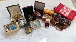 Lot de bijoux fantaisie vintage – avec les boîtes !