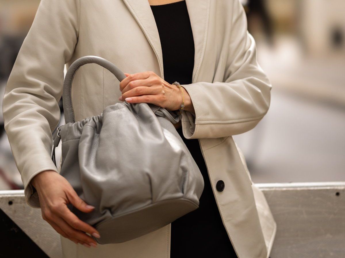 Borse da donna: 6 Stück echte Ledertaschen Dumpling grau, Restposten – Nuovo e nell'imballaggio originale da Bözberg venduto da sojana