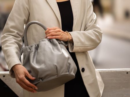 4 Stück echte Ledertaschen, grau, trendy!