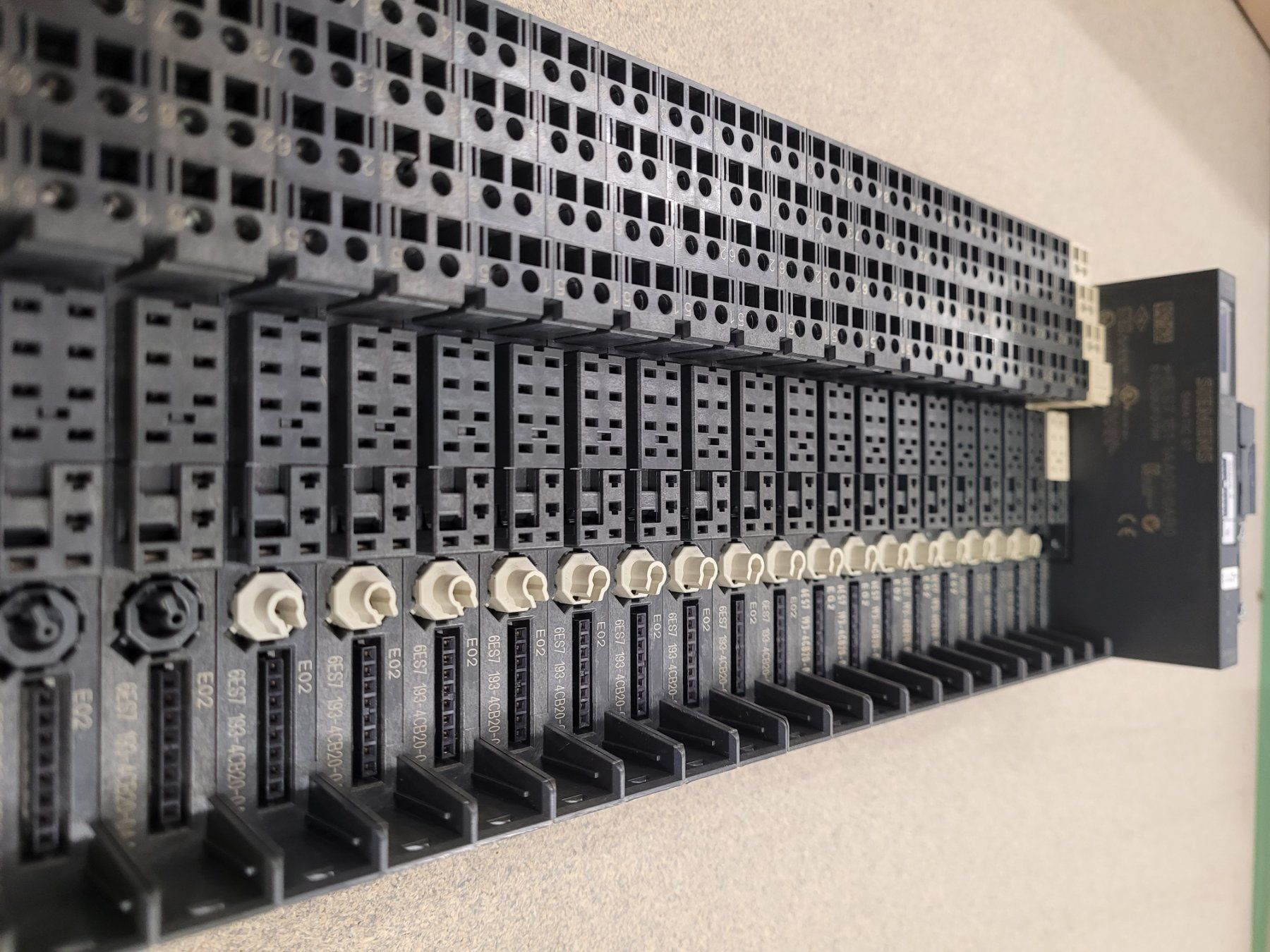 Siemens Componenti elettronici: Siemens SPS / Simatic S7 6ES7 151-1AA05-0AB0 – Usato da Vitznau venduto da Night-Fire 2