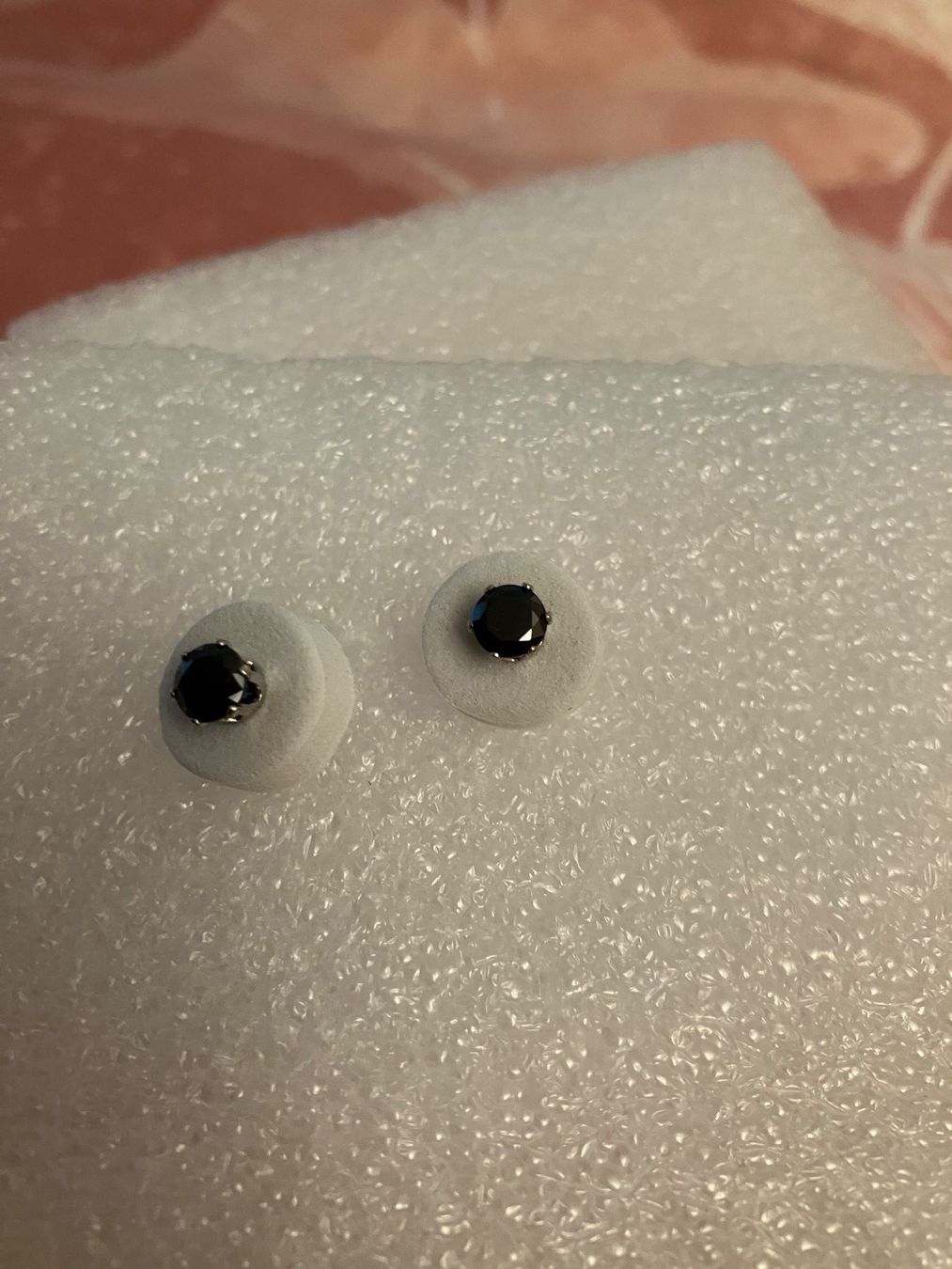 Orecchini pendenti & Orecchini a lobo: Silberfarbene Ohrstecker mit schwarzem Cubic Zirkonia Stein, – Nuovo (secondo la descrizione) da Affoltern am Albis venduto da Dlotti