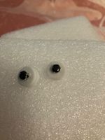 Silberfarbene Ohrstecker mit schwarzem Cubic Zirkonia Stein,