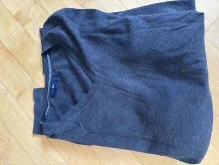 Gap sweater