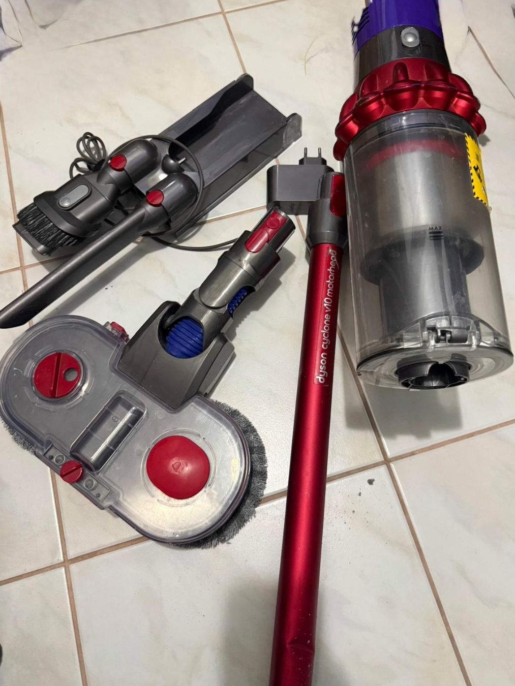 Dyson Staubsauger & Zubehör: Dyson V10 – Gebraucht aus Ebikon von alevk78 1