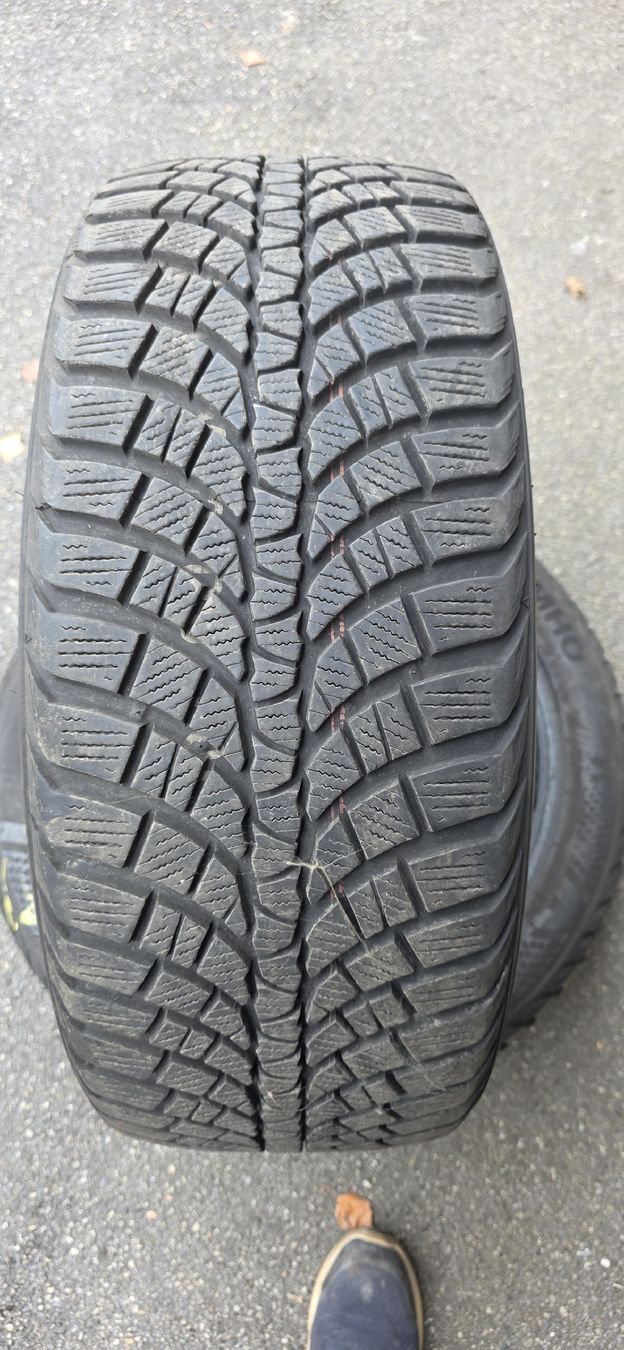 Kumho Pneus & Roues: Winterpneu 235/45/R19 M+S – D'occasion à herzogenbuchsee par jamma01 1