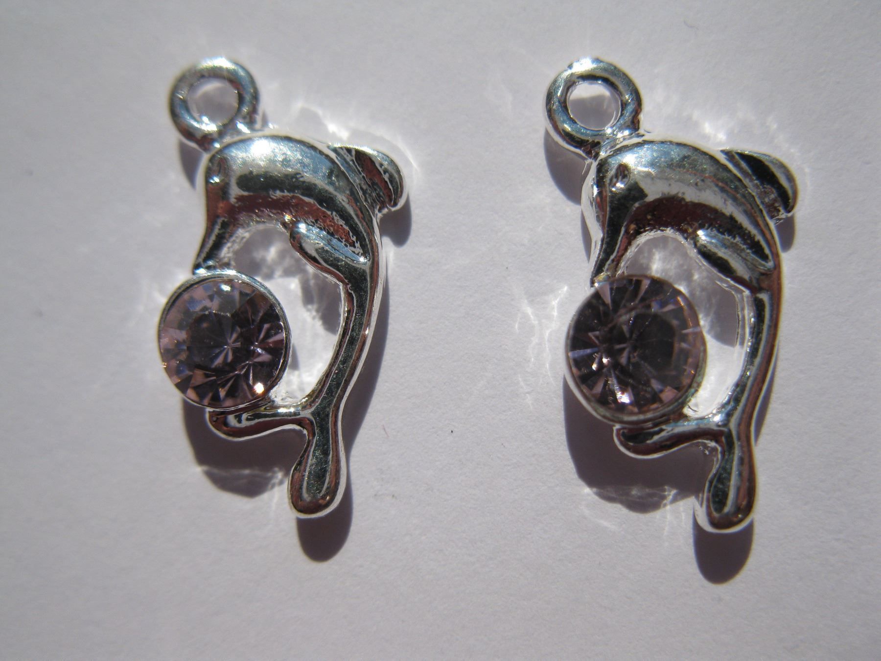 Perle (finte): 2 Anhänger Delfin versilbert mit Strass – Nuovo e nell'imballaggio originale da St. Margarethen TG venduto da LuanaKa