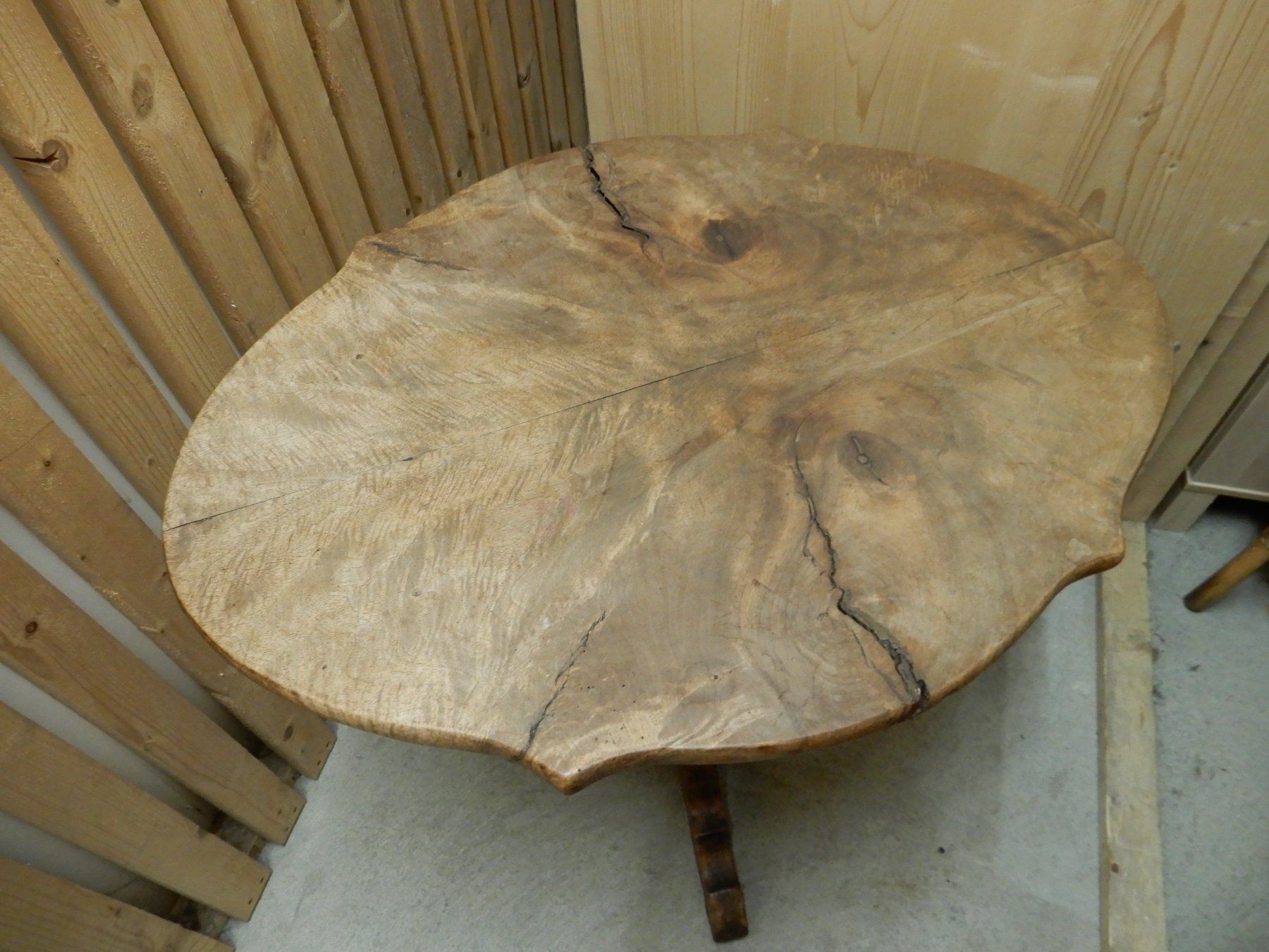 Tables: Table – D'occasion à PLAN-LES-OUATES par DUMONTBE