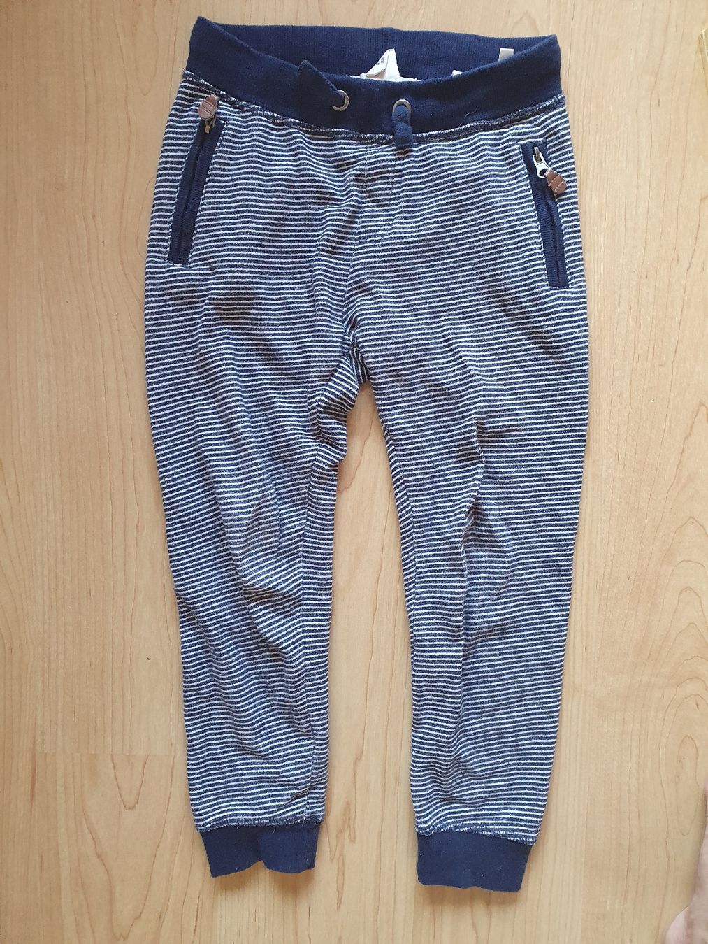 H&M Pantaloni: H&M Trainerhose Grösse 122 – Usato da Uetendorf venduto da Judi80