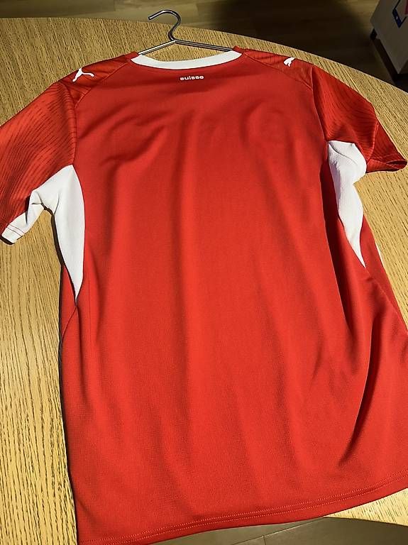 Leibchen & Hosen: Schweiz Trikot 2026 Grösse M – Gebraucht aus Kilchberg ZH von Kingboo 2