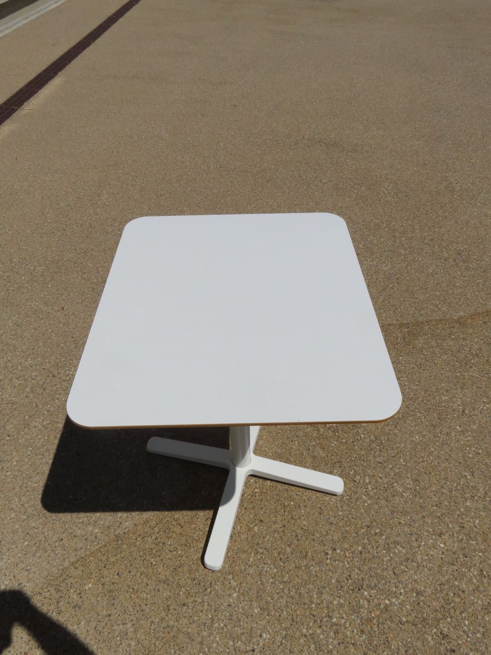 Ikea Tables: Ikea Billsta Tisch  weiss – D'occasion à Reinach BL par WBZ-Flohmarkt 1