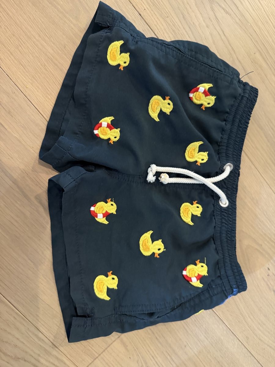 MC2 Saint Barth Costumi da bagno: MC2 Saint Barth Badehose Grösse 104 mit Quitschenten – Usato da Küsnacht ZH venduto da ToddyGinger