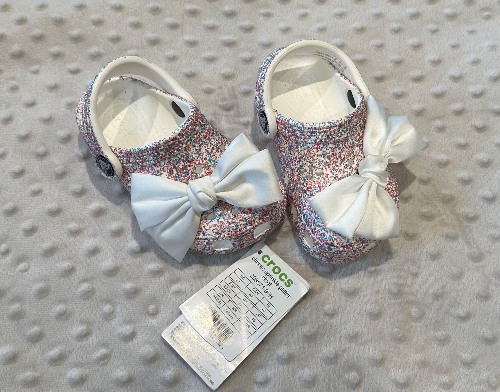 Crocs Scarpe per ragazze: Crocs Clog mit Masche&Glitzer Gr. 23-24 – Nuovo e nell'imballaggio originale da Wiesendangen venduto da MelBo 1