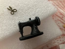 Schöne Vintage Style Nähmaschine mit kleiner Schere, neu