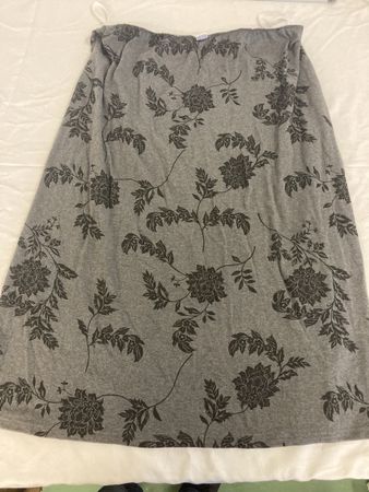 Grauer Rock Blumenmuster Gr. 56/58, Sommerkleid, bequem, 