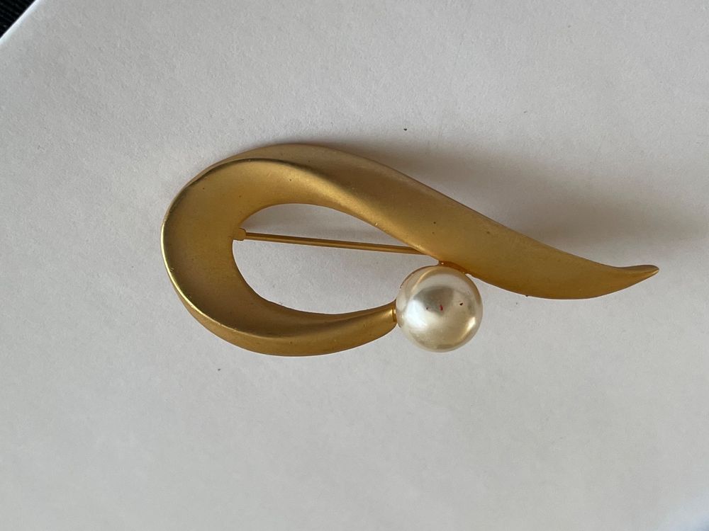 Broche Vintage Plaqué Or Et Marcassites 1947 - Bijou Ancien Fantaisie Pour Femme - En Bon état