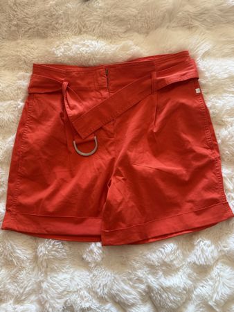 Short Calvin Klein orange avec ceinture