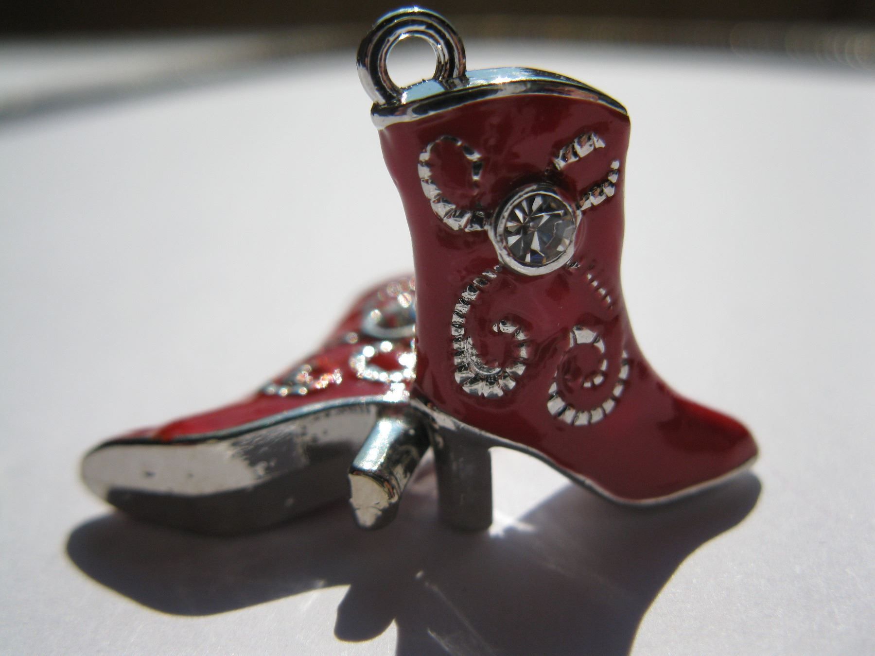 Perle (finte): 3D Anhänger Stifelette, Stiefel, silber/rot – Nuovo e nell'imballaggio originale da St. Margarethen TG venduto da LuanaKa