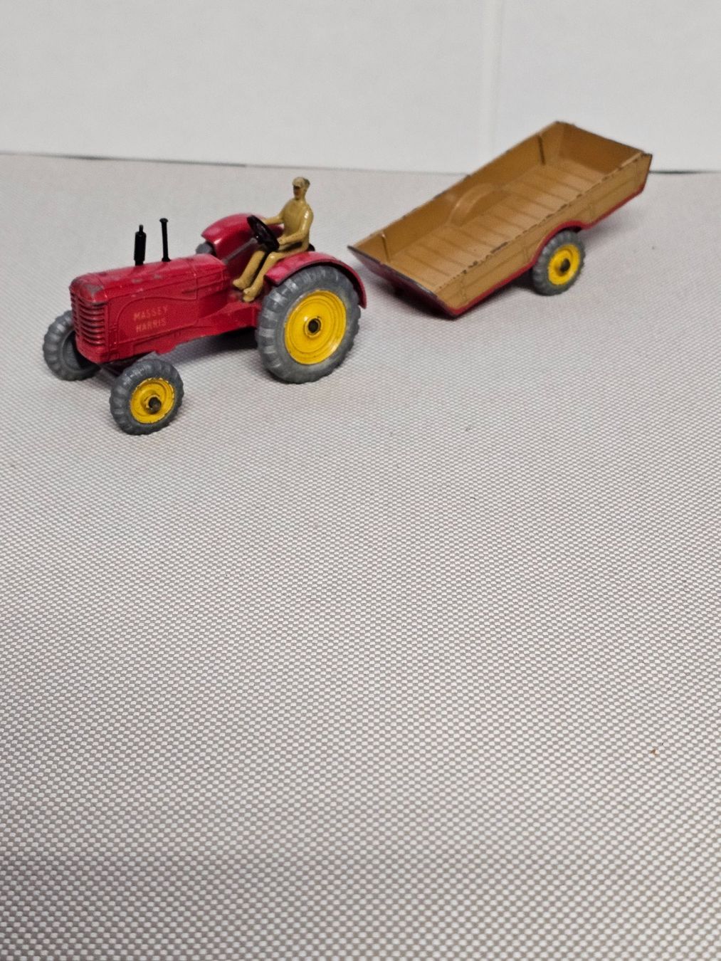 Dinky Toys Modellini d'auto: Dinky Traktor und Anhänger – Usato da Starrkirch-Wil venduto da easygo13