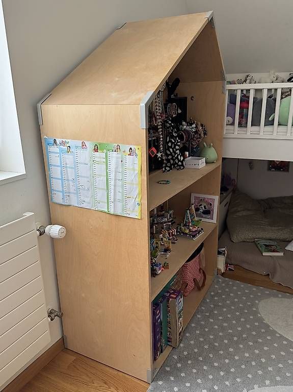 Regale: Kinderregal in Hausform – Gebraucht aus  von  3