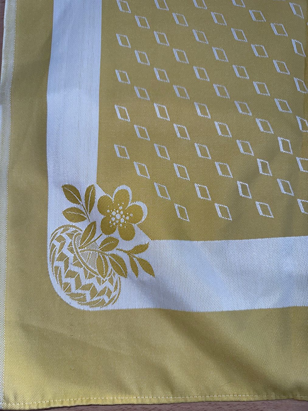Sonstige Tischwäsche: schöne grosse gelbe Tischdecke – Gebraucht aus Grosswangen von Second_hand_paradise 2