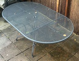 Gartentisch aus Metall mit Schirmloch: 183x106x71cm