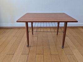 Vintage Beistelltisch Holz mit Rollen & Zeitungsablage, 60er