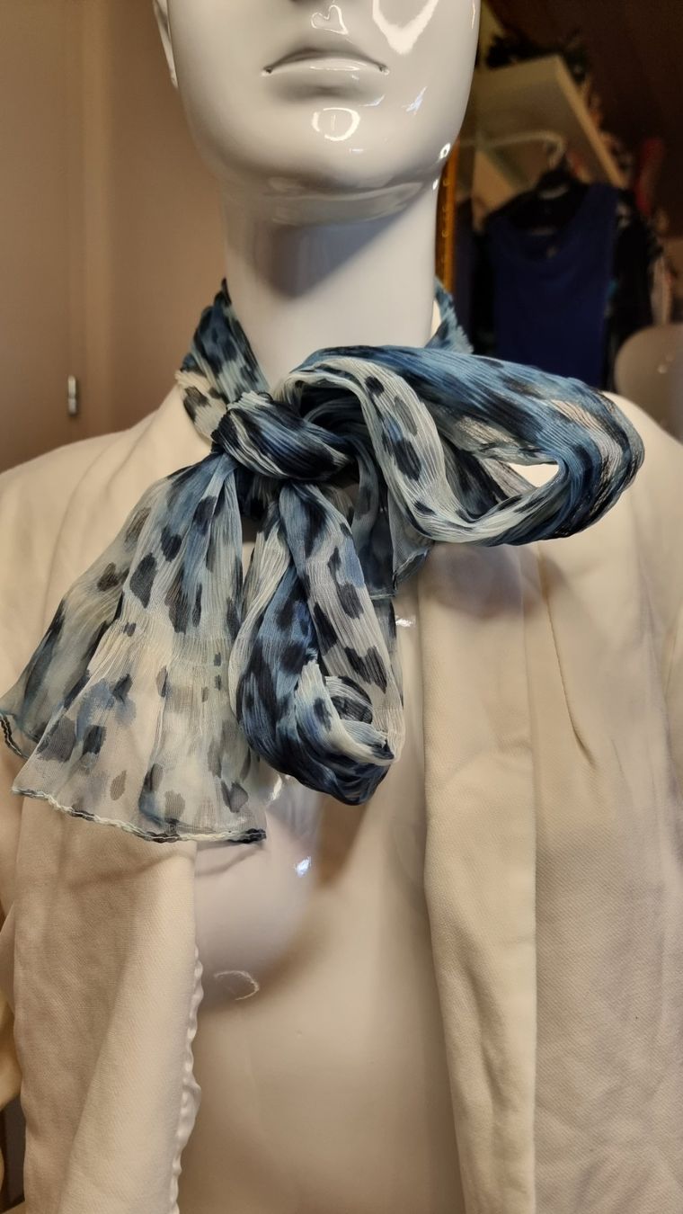 Foulard & Sciarpe: Eleganter Schal mit blauem Leopardmuster – Usato da Wald ZH venduto da CapLux 5
