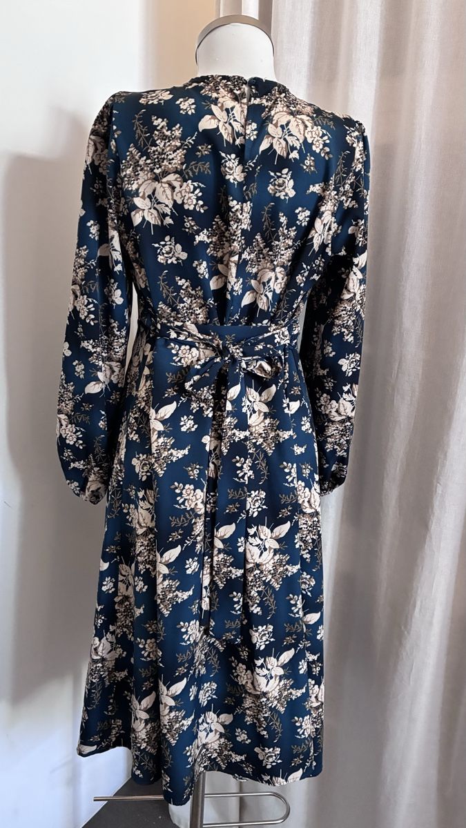 Robes: Kleid Blumenmuster Dunkelgrün Langarm  – Neuf (Voir description) à Bäretswil par Viechel 3