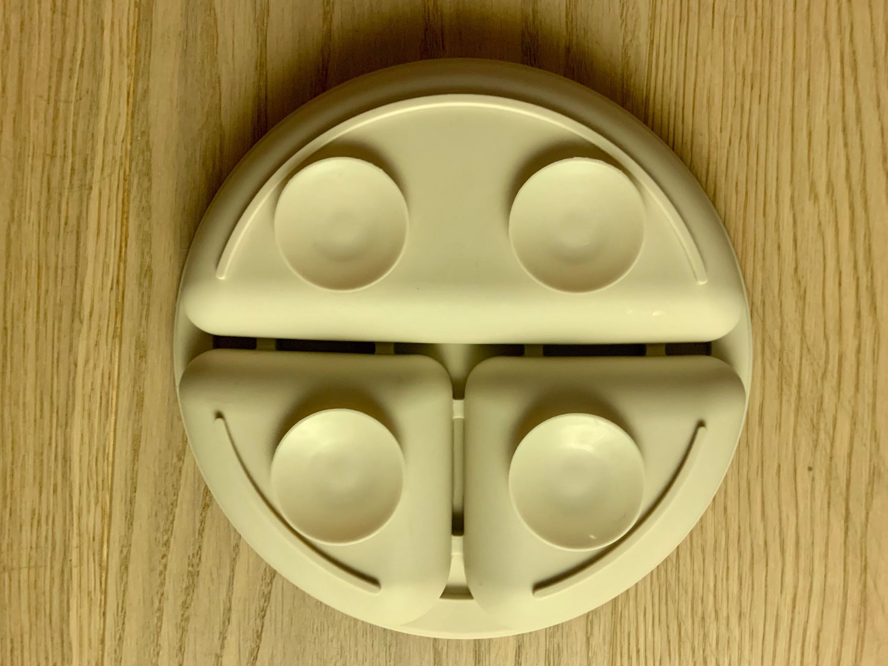 Assiettes: Silikon Kinderteller mit Saugnapf 3 Fächer beige – D'occasion à Wileroltigen par Dialca 1