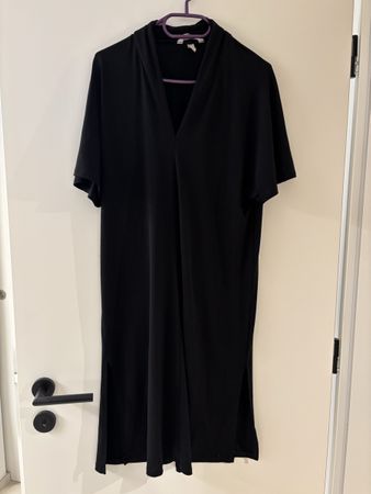 schwarzes Kleid mit V-Ausschnitt, Grösse S