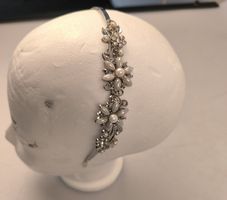 Braut-Haarreif mit floralen Elementen