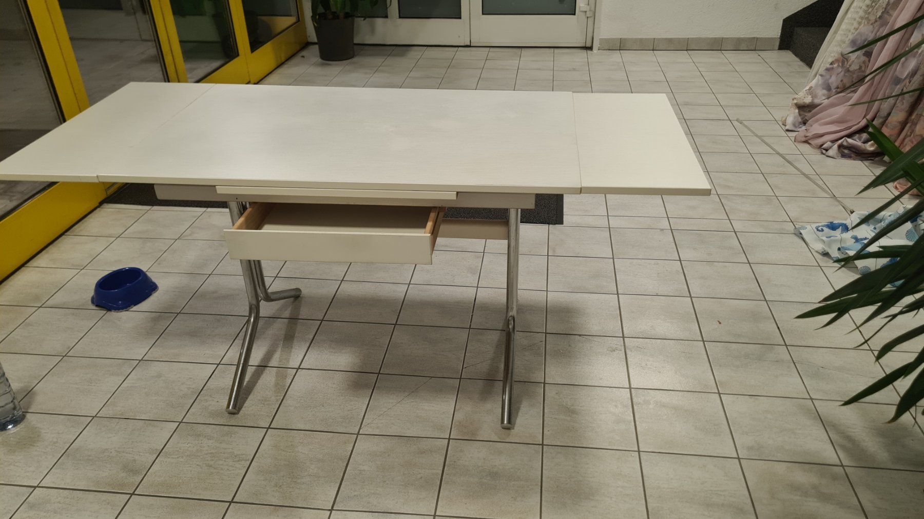 Tables: Table extensible blanche pieds chromés bon état – D'occasion à Monthey par 187-zeroo 6