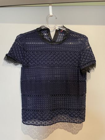 Comptoir des Cotonniers — Élégant top en dentelle bleu marin