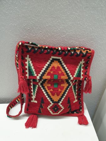 Vintage rote Umhängetasche mit Ethno-Muster und Fransen, neu
