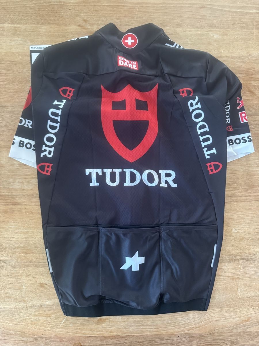 Assos Canottiere & Pantaloni: Tudor Jersey Assos 2025 Grösse M Neu – Nuovo e nell'imballaggio originale da Sursee venduto da sim_meier