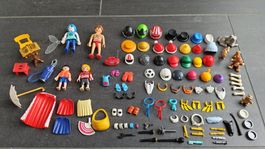 Playmobil Figuren mit viel Zubehör: Hüte, Kappen, Tisch...