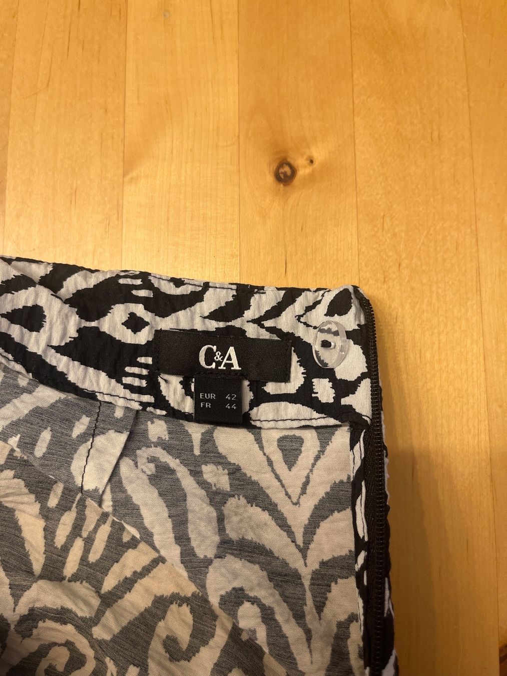 C&A Gonne: Jupe noire et blanche C&A – Usato da Le Locle venduto da Mayd_h 5